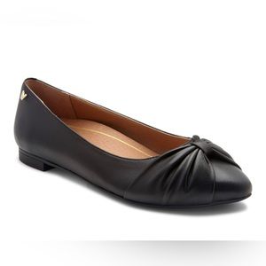 Vionic “Gramercy” ballet flat in black leather (9.5)